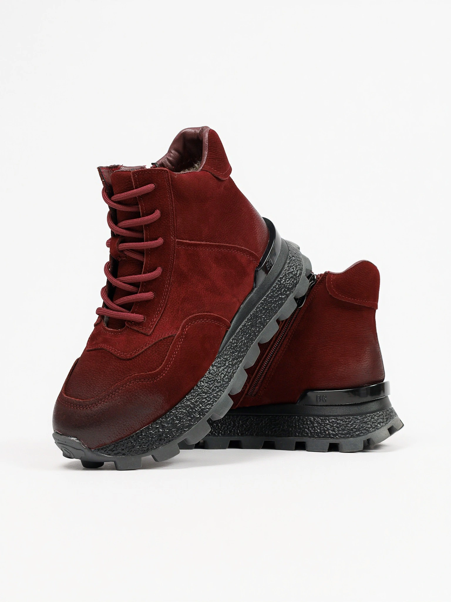 Кроссовки бордового цвета на рельефной подошве